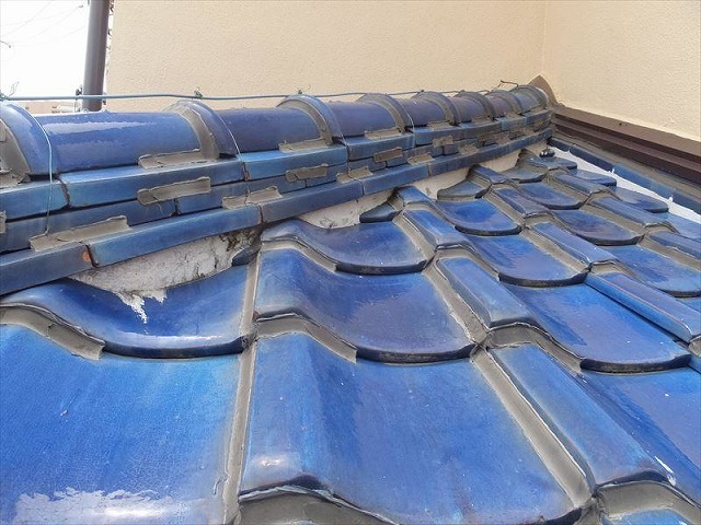 山県市の瓦屋根で棟のゆがみや壁の取り合い部分を点検、シーリング材で固定されていた